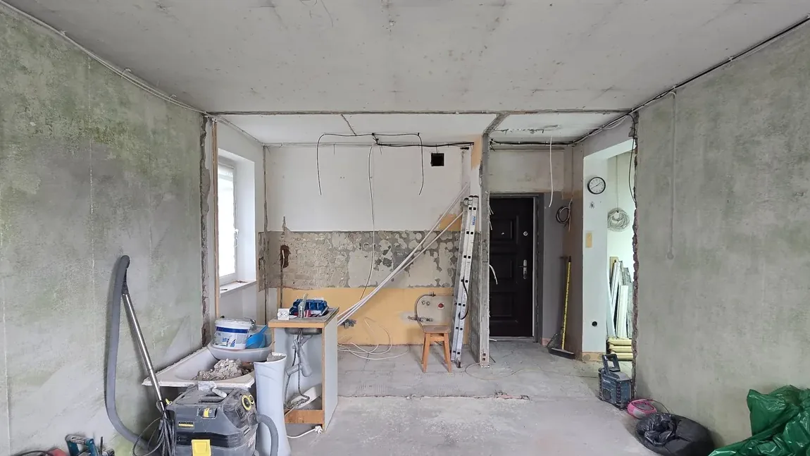 Instalacja elektryczna w trakcie wykonywania w remontowanym wnętrzu