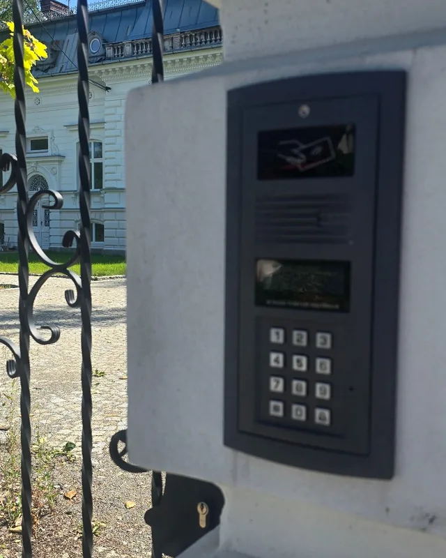 Realizacja montażu domofonu z klawiaturą przy wejściu